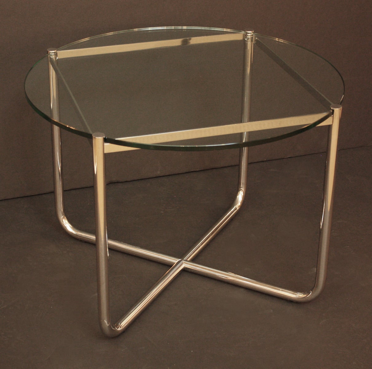 Ludwig Mies van der Rohe's 1927 MR side table manufactured by Knoll since 1977, bent stainless steel tubular frame with a round glass top

Knoll Studio mark (see Image 3)