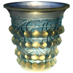 vase "Montmorency" (cerises) de René Lalique (français:: 1860-1945):: c. 1930