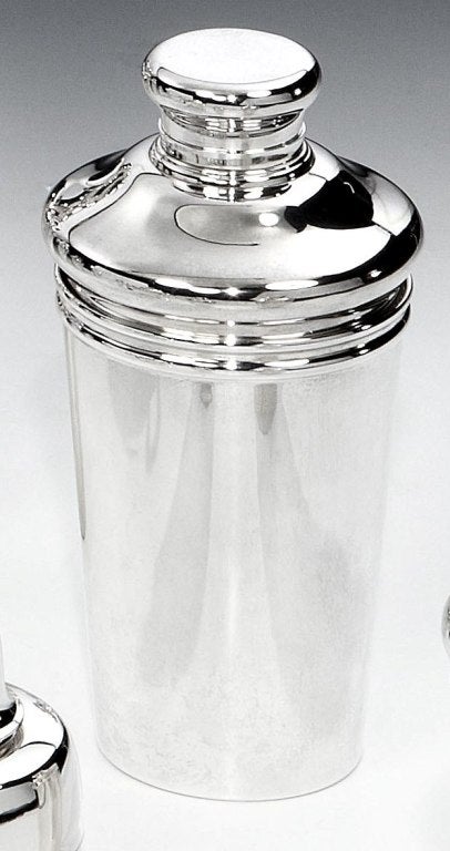 A superb Sterling silver cocktail shaker of heavy gauge, and 1½ pint capacity. Fully signed TIFFANY STERLING to the base, with the cap serving as the measure.
