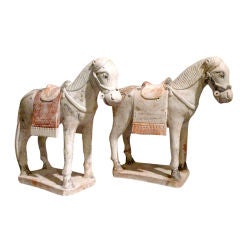 Paire de petits chevaux chinois en terre cuite de la Dynasty Ming
