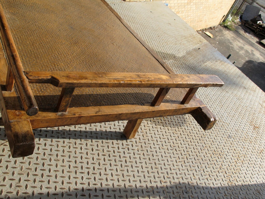 Elm and bamboo Day bed, Southern China In Excellent Condition For Sale In Westport, CT