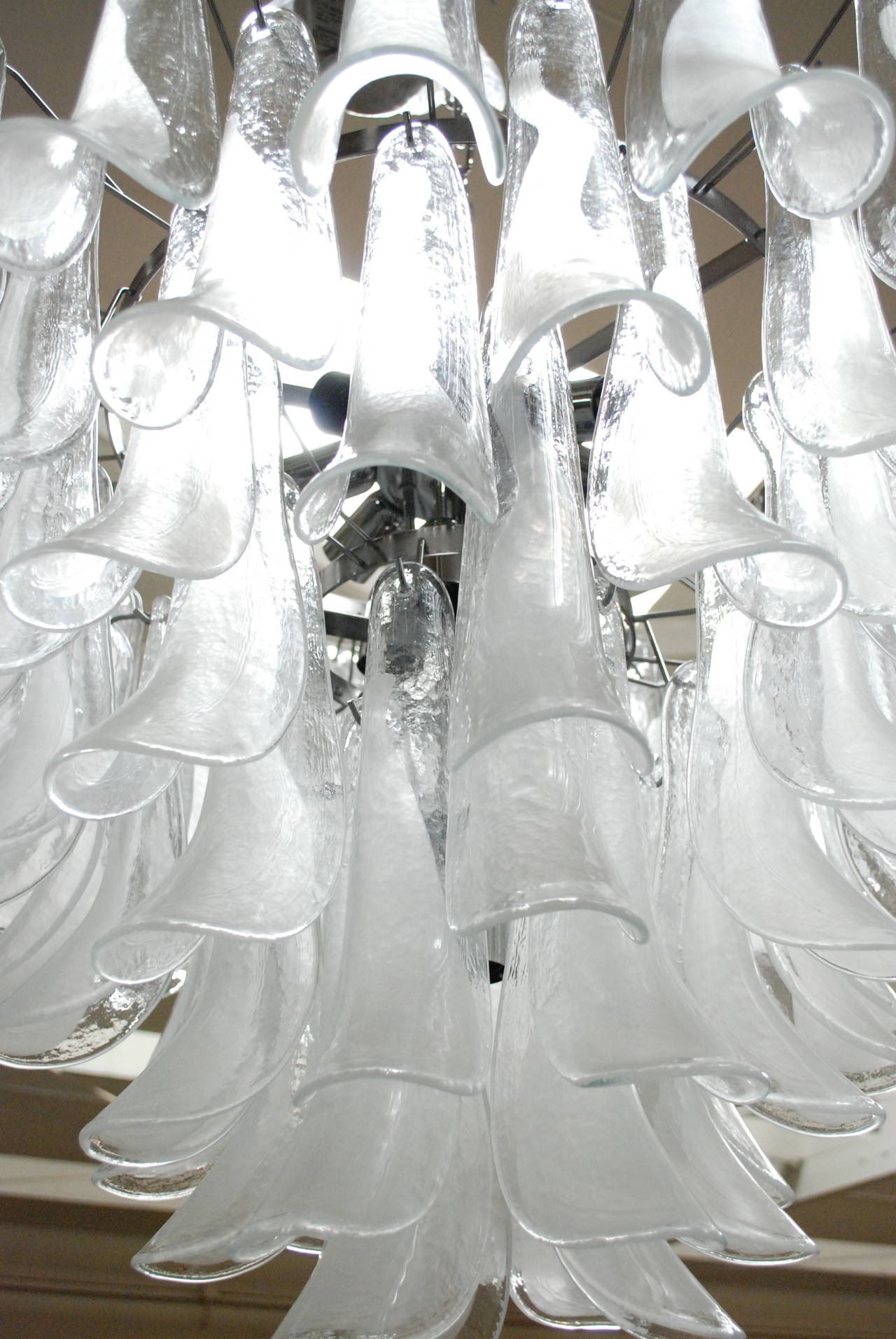 Milano Glass Chandelier In Excellent Condition In Pasadena, CA