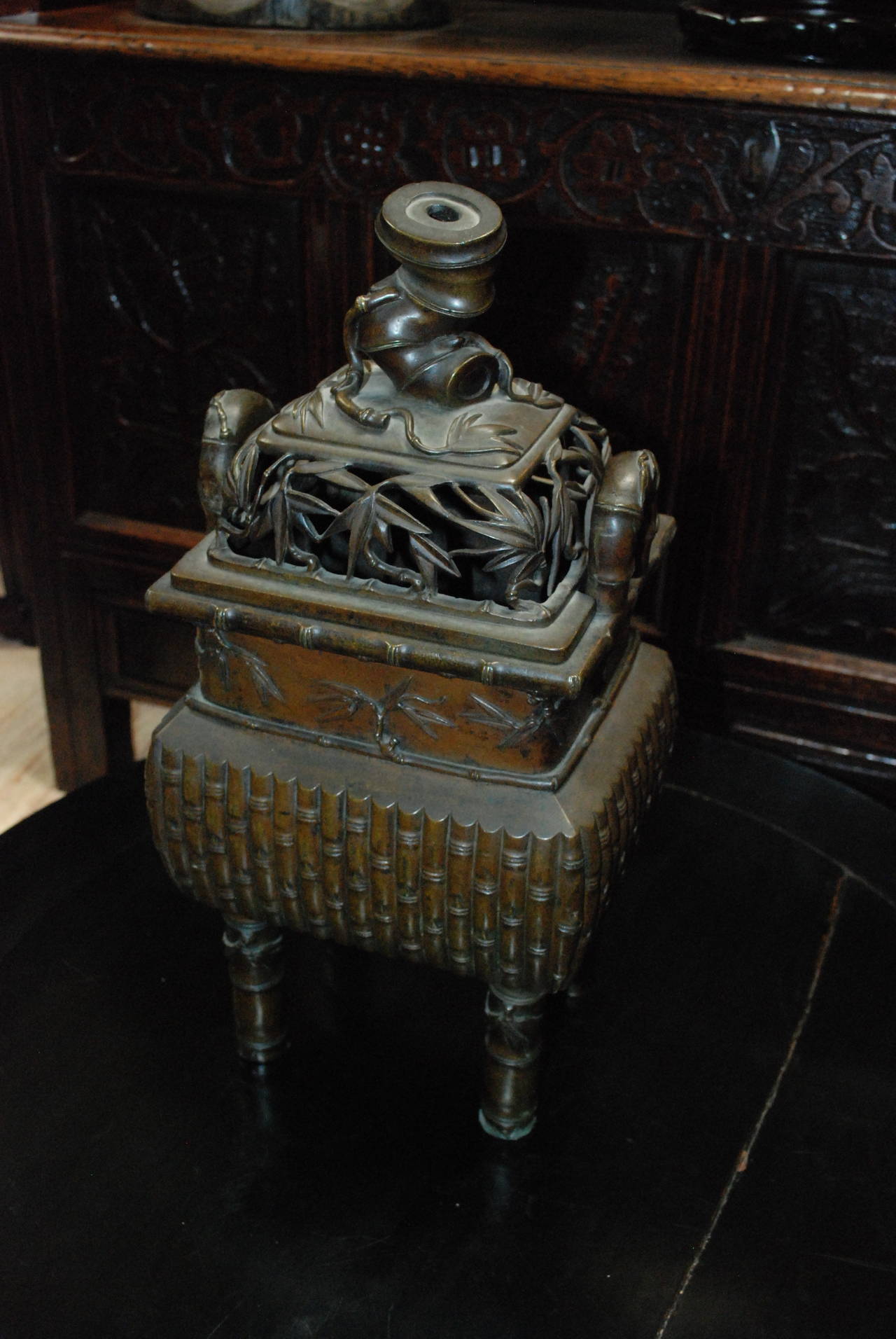 Fine Chinese antique bronze incense burner.