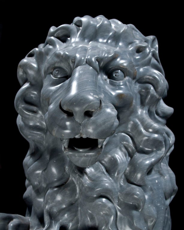Italian Carved Marble Lions, circa 1900 In Excellent Condition In Pasadena, CA