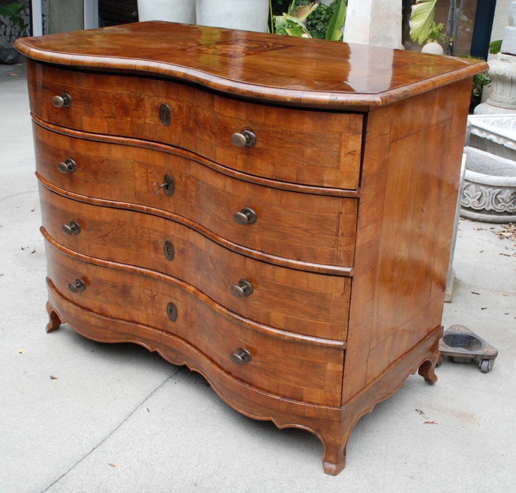 18th C. English Serpentine Rococo 4 Drawer Chest In Good Condition In Pasadena, CA