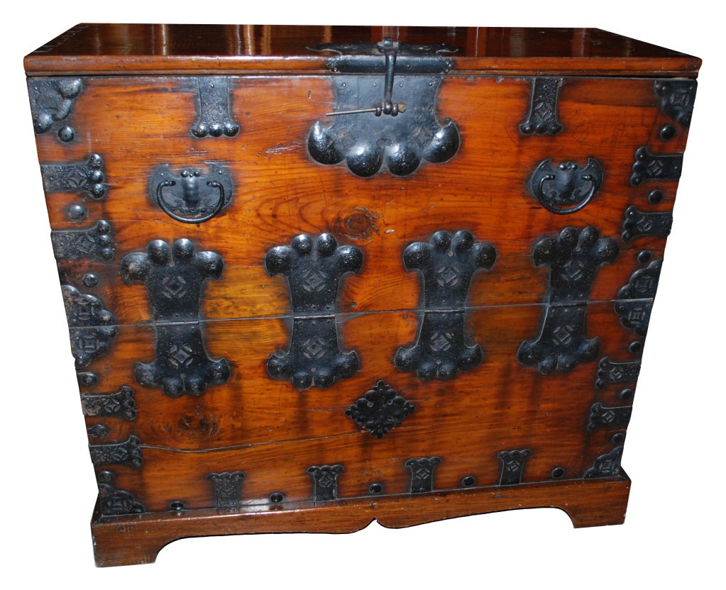 Korean Bandaji, blanket chests is the most diverse in style of the Korean chests.
	
Korean blanket chest (Bandaji) is a rectangular shaped box with a door that opens downward. Korean bandaji was widely used for storing clothes, books, scrolls and
