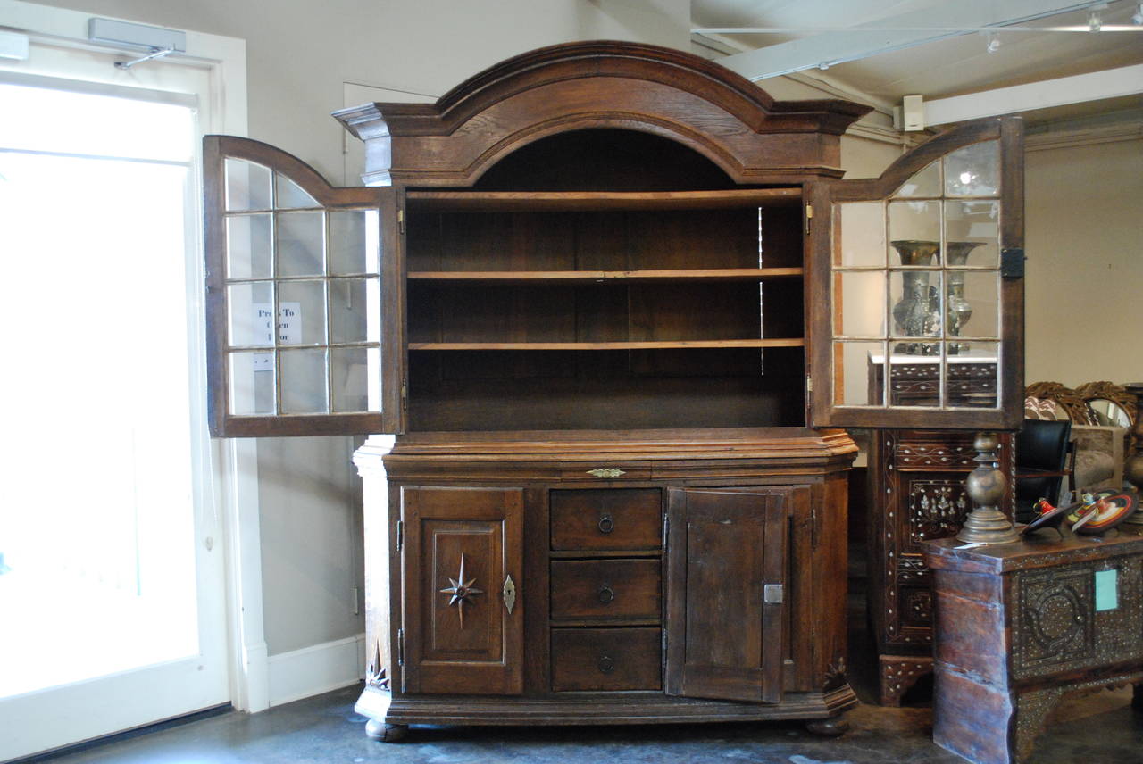 1760 Century Dutch Display Cabinet In Good Condition For Sale In Pasadena, CA