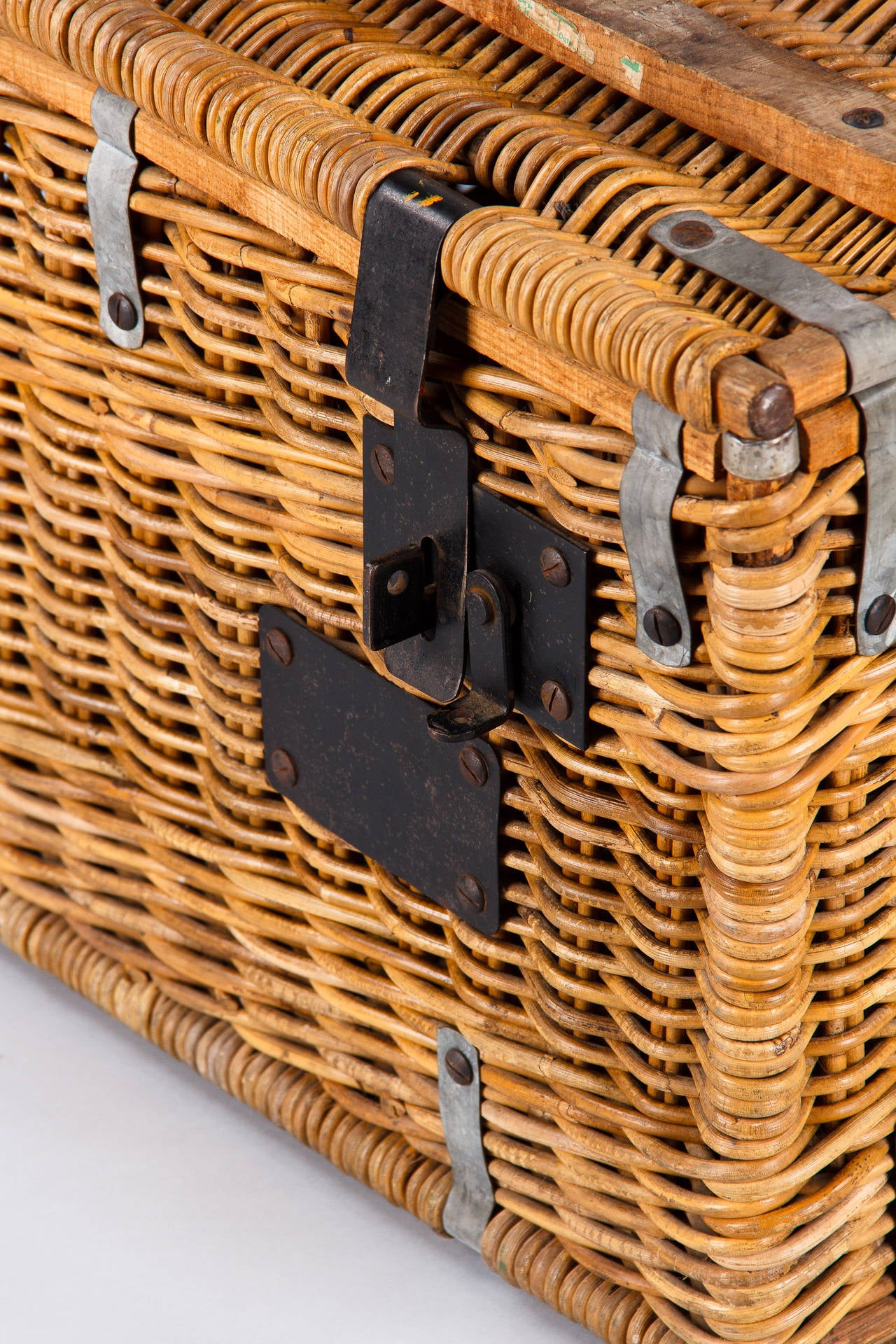 1920s French Wicker Travel Trunk In Good Condition In Austin, TX