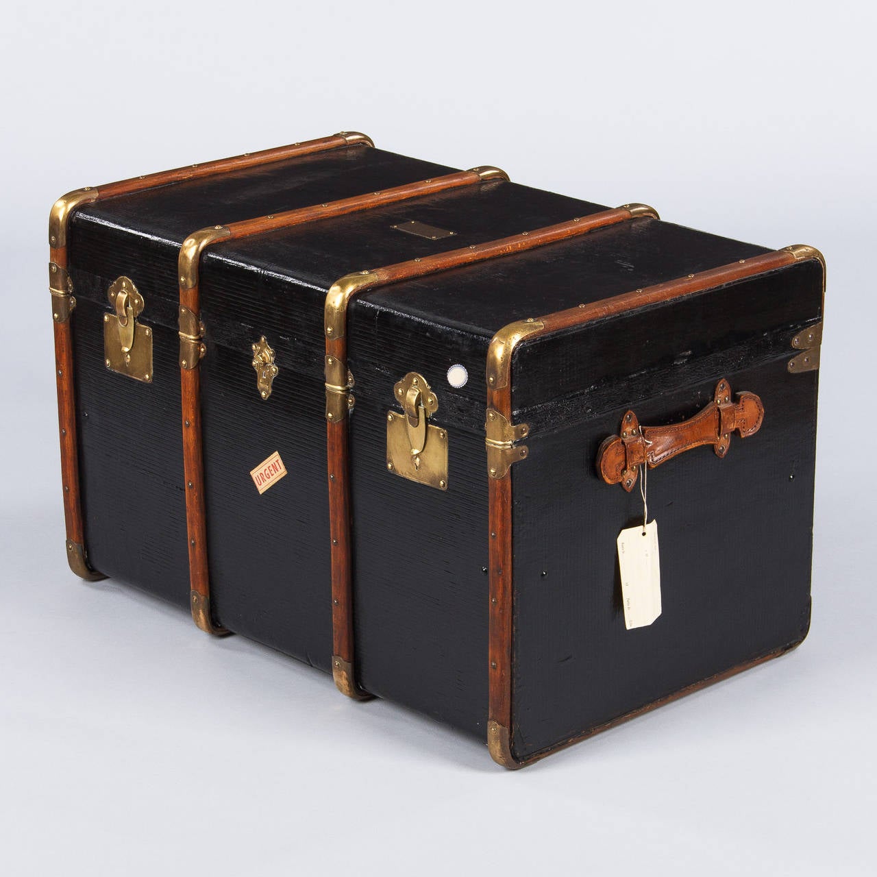 1900s French Black Traveling Trunk In Good Condition In Austin, TX
