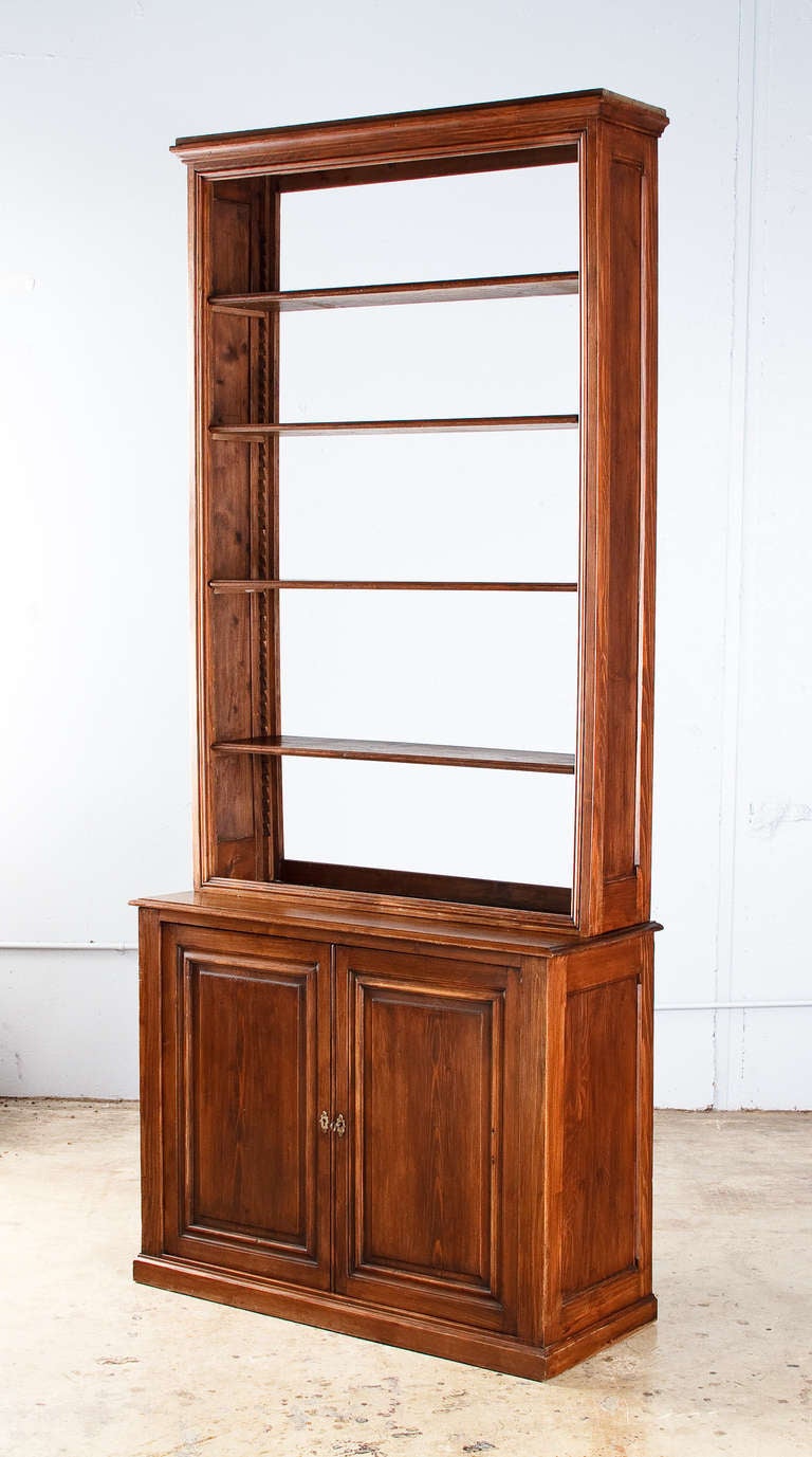 Early 1900s French Pine Bookcase with Cabinet In Good Condition In Austin, TX