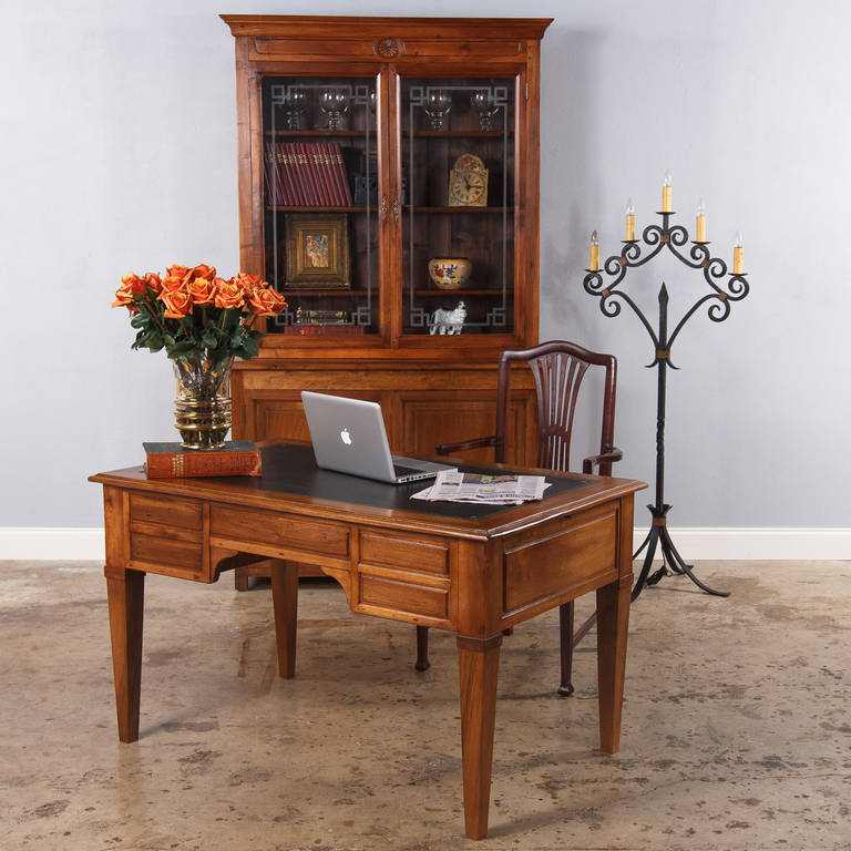 A very elegant cabinet bookcase from the Napoleon III Period, made in rich solid walnut. The top part has two paneled doors with with the original etched glass  feturing geometrical patterns. Inside are 3 adjustable shelves (Inside depth:10.25