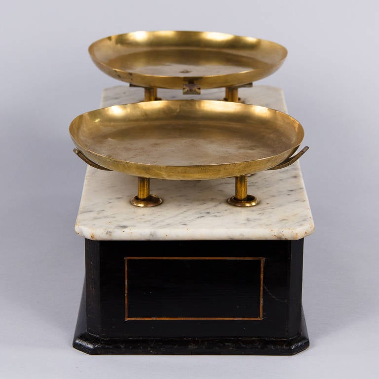 French Napoleon III Marble-Top Bakery Scale, 1870s In Good Condition In Austin, TX