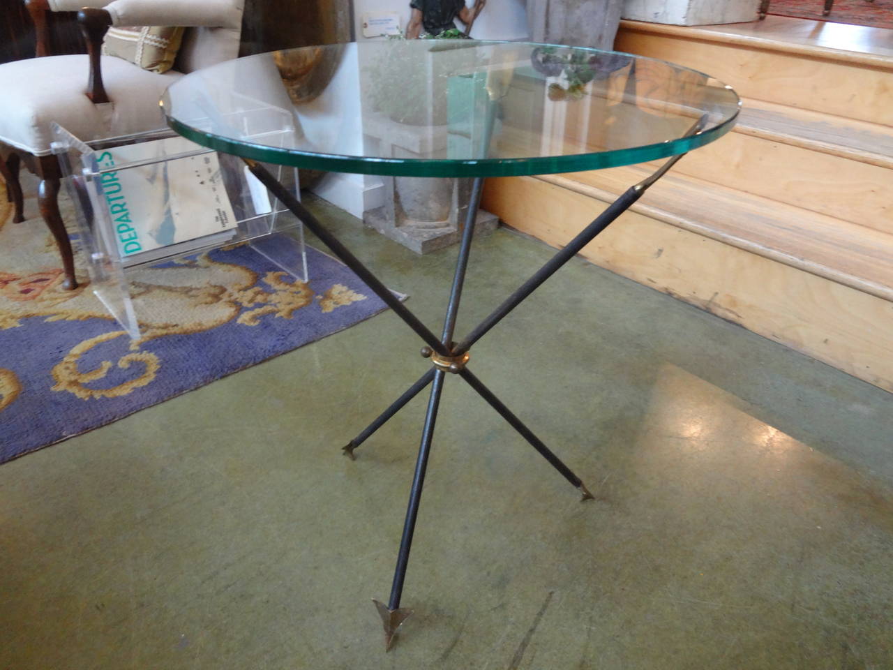 Chic Italian Mid-Century Modern Gio Ponti inspired iron and brass or bronze tripod table or guéridon. This vintage Italian neoclassical style table, side table, drink table or cigarette table has an arrow design and a new glass top.



  