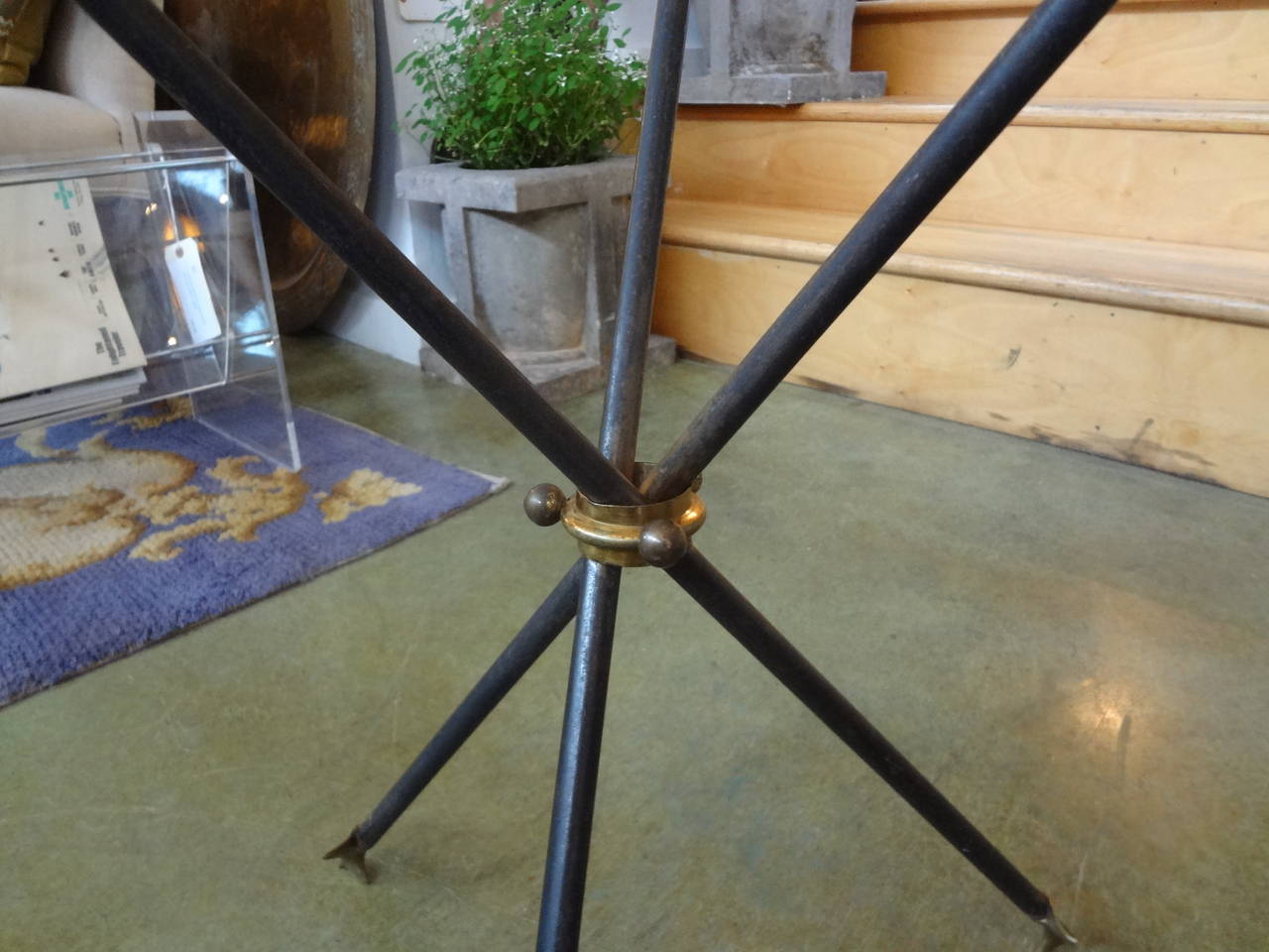 Italian Midcentury Gio Ponti Style Iron and Bronze Arrow Table In Good Condition In Houston, TX