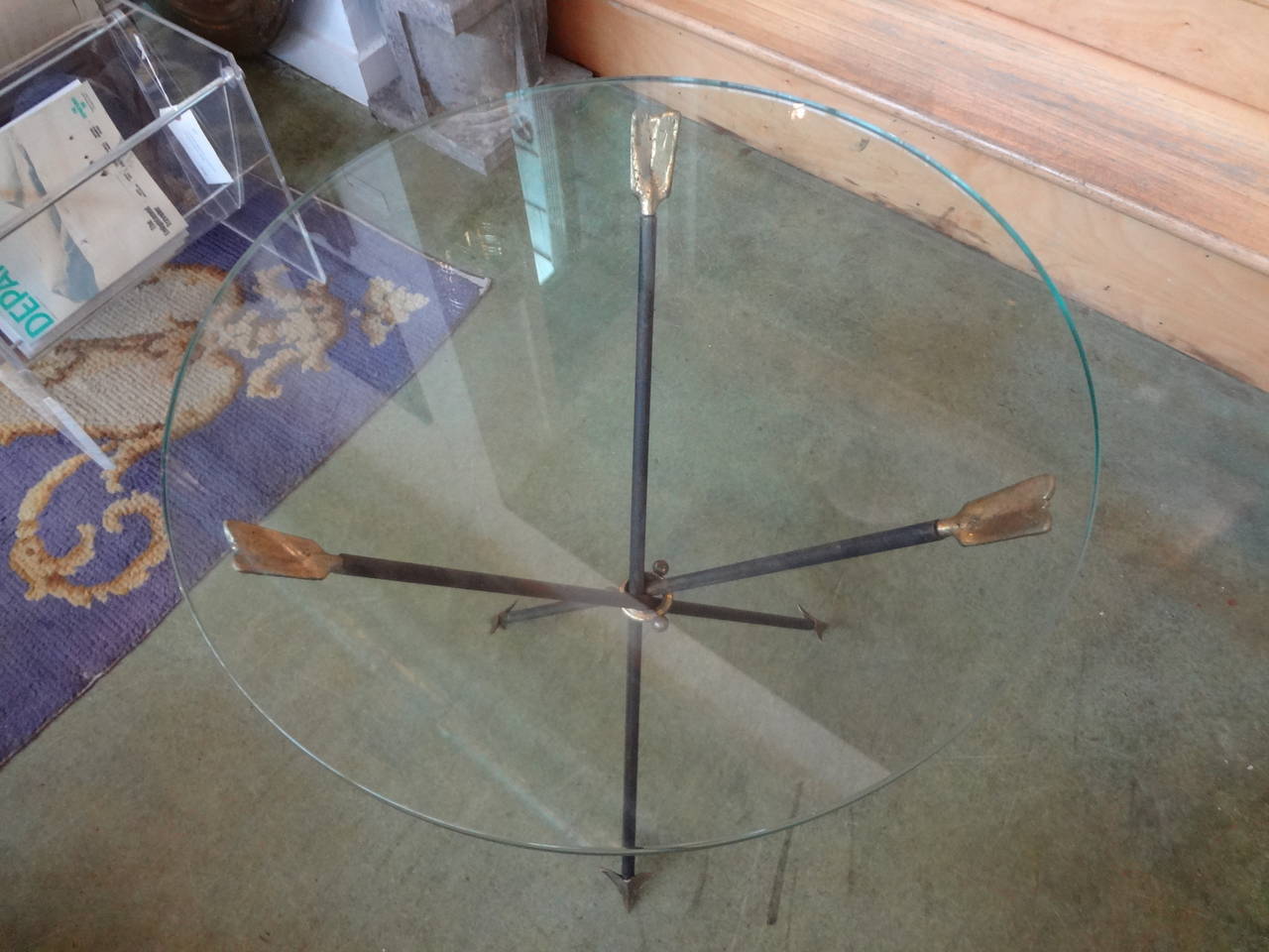 Italian Midcentury Gio Ponti Style Iron and Bronze Arrow Table 2
