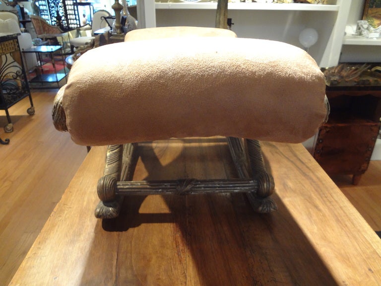 Reposapiés de madera dorada estilo Luis XVI francés del siglo XIX.
Reposapiés, taburete o tabouret antiguo francés Napoleón III de madera dorada con una pátina preciosa. Este estupendo taburete francés de estilo Luis XVI está tapizado en ultra