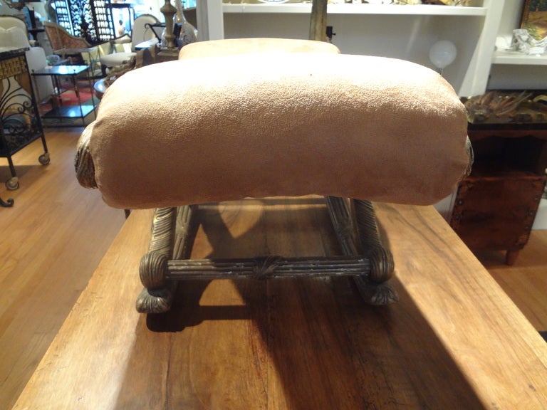 Inhabituel pouf, tabouret ou tabouret français ancien en bois doré Napoléon III avec une belle patine. Ce superbe tabouret français de style Louis XVI est tapissé en daim ultra résistant. Cette pièce très inhabituelle est un véritable sujet de