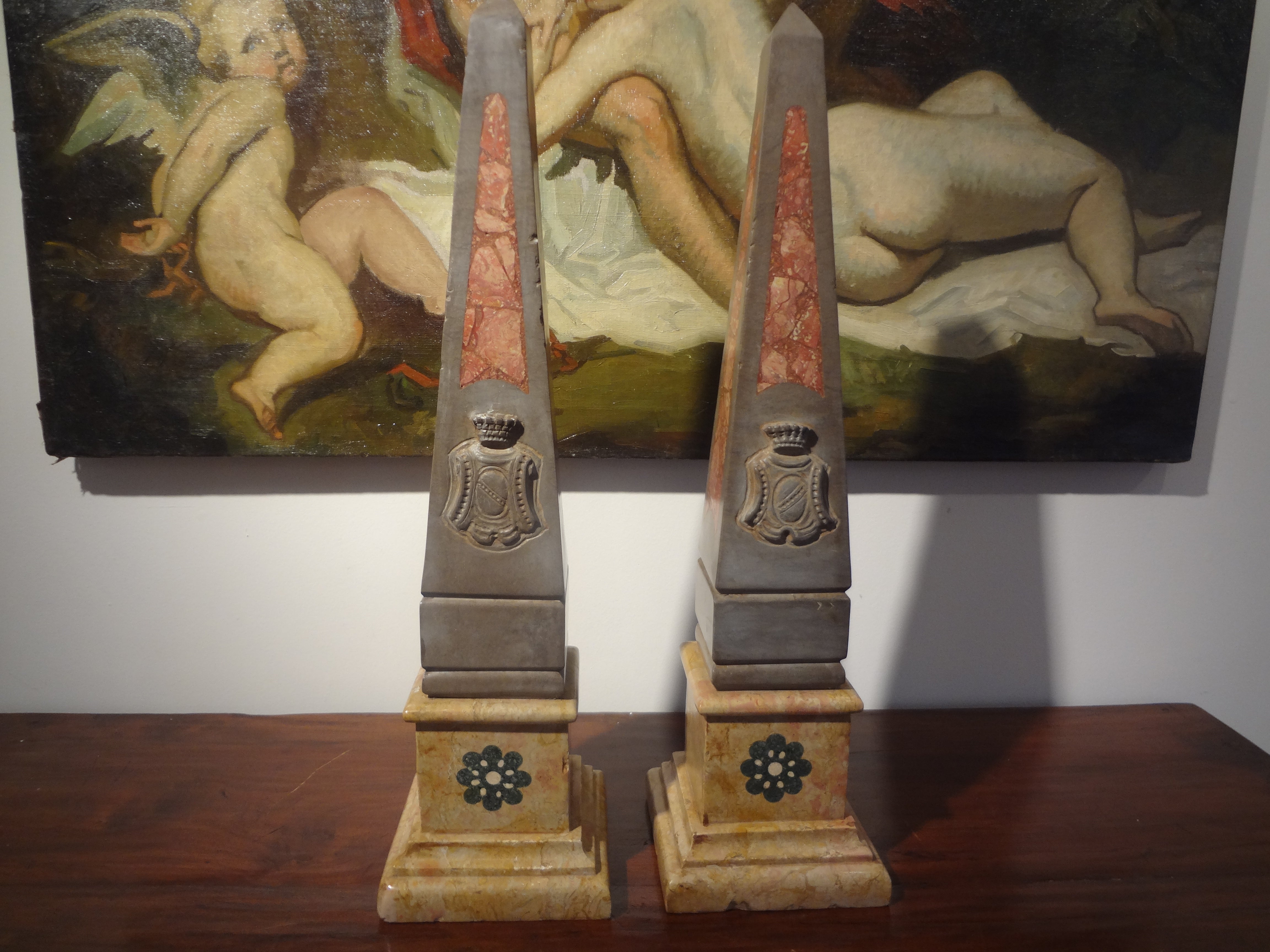 Pair of 19th century Italian Neoclassical style marble obelisks.
Classic pair of Antique Italian marble obelisks with a crest. These Italian Neoclassical style marble obelisks would look great on a console, commode, credenza, cocktail table,