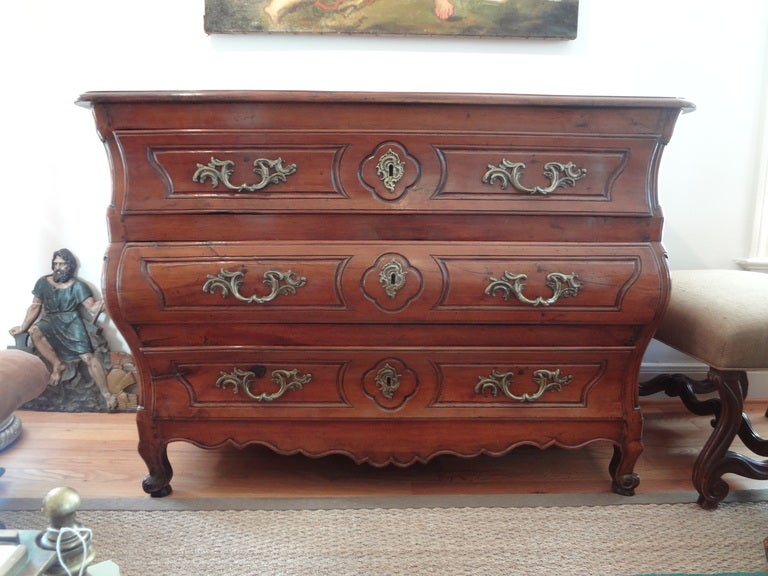 Period 18th century French Louis XV Commode, Bordelaise.
Stunning 18th century French Louis XV three-drawer commode, chest of drawers or credenza with bronze hardware. This shapely French commode or chest is from the Bordeaux region of France and