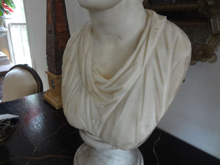 17th century Italian carrara marble bust of a Classical Roman.
Finely carved Classical Roman Carrara marble bust sculpture from the 17th century on a raised circular plinth.