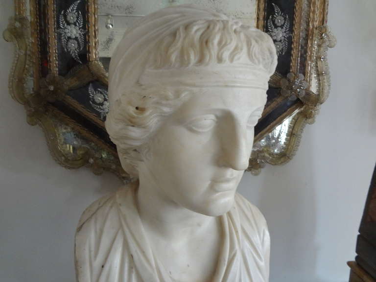 Buste italien en marbre de Carrare du 17ème siècle de style romain classique en vente 2