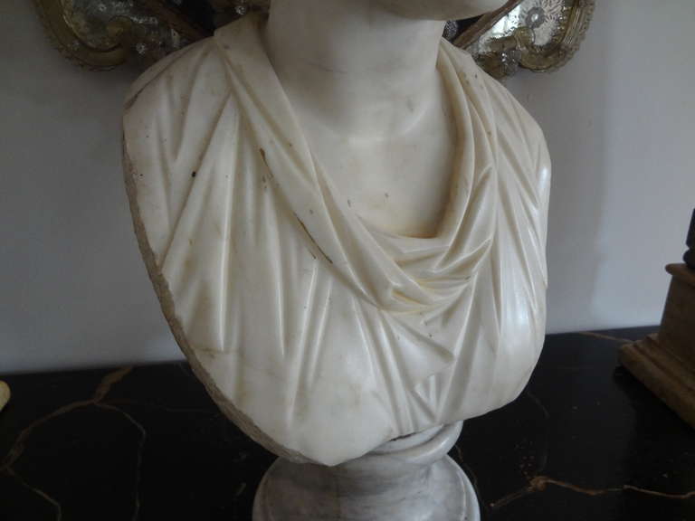 Buste italien en marbre de Carrare du 17ème siècle de style romain classique en vente 3