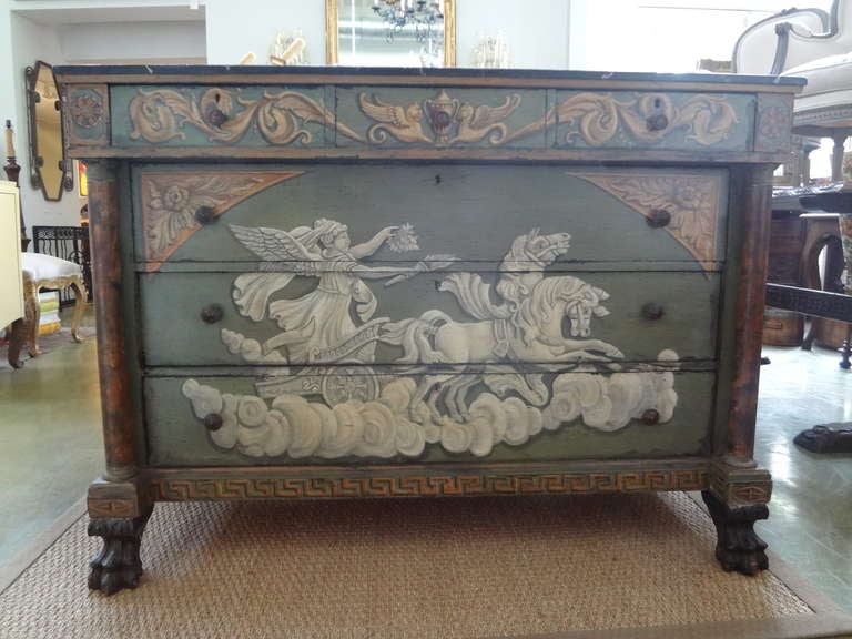 Antique French Neoclassical Style Commode Or Chest.
Splendida commode o cassettiera in noce neoclassica francese del XIX secolo con tre cassetti piccoli sopra tre cassetti più grandi con piano in finto marmo appoggiato su piedi a zampa. Questa