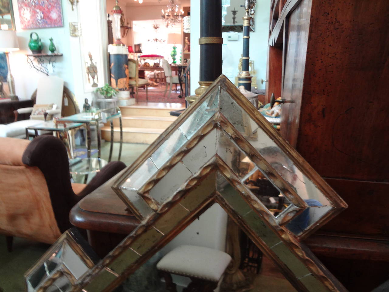 Wunderschöner geometrischer Spiegel aus venezianischem Vergoldungsholz, um 1920. Diese ungewöhnlich geformte antike italienische
Der Spiegel aus vergoldetem Holz im neoklassischen Stil hat einen Umfang von eingelassenen Spiegelelementen und würde