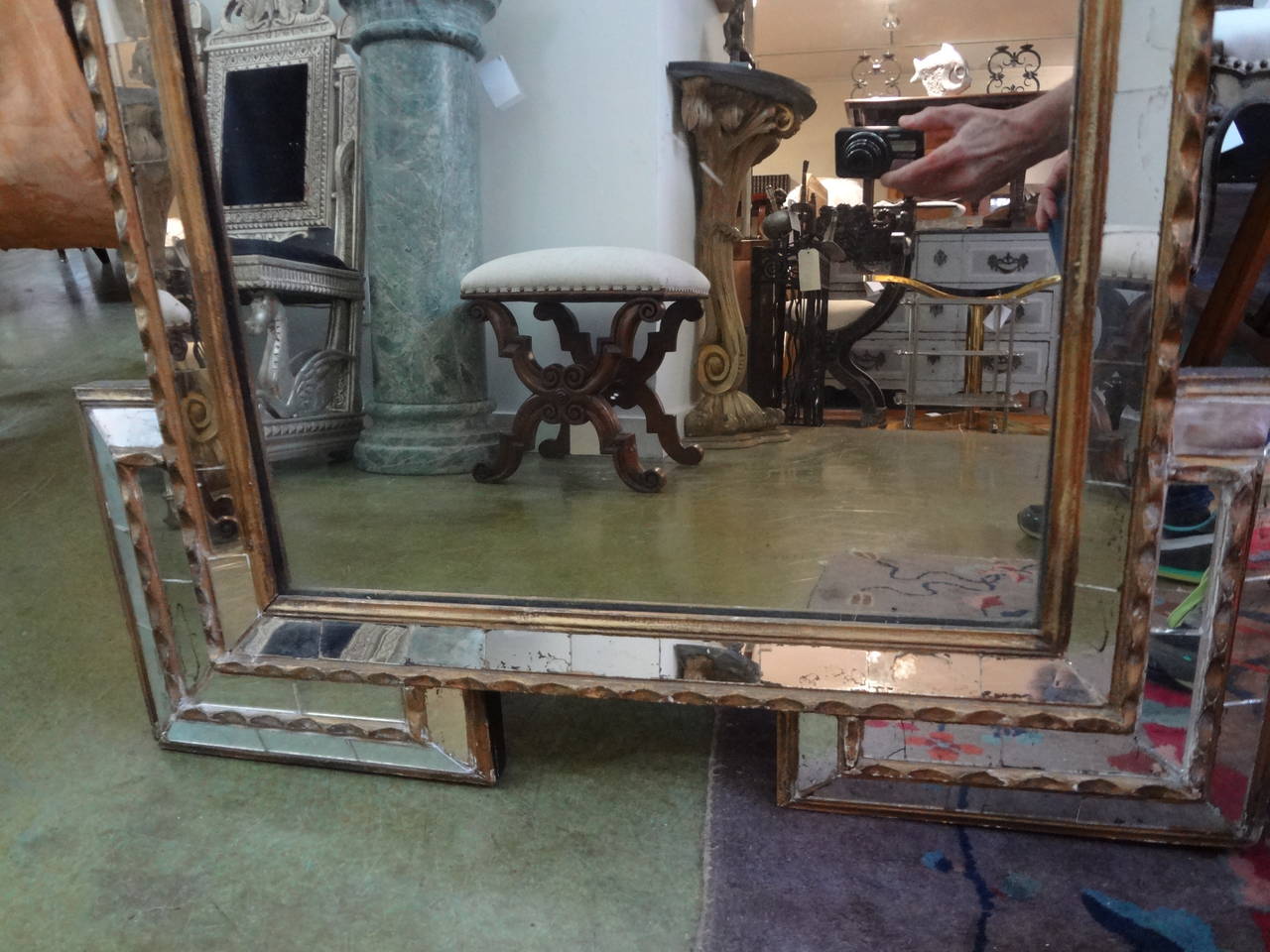 Miroir italien ancien de style néoclassique en bois doré avec pièces en miroir encastrées Bon état - En vente à Houston, TX