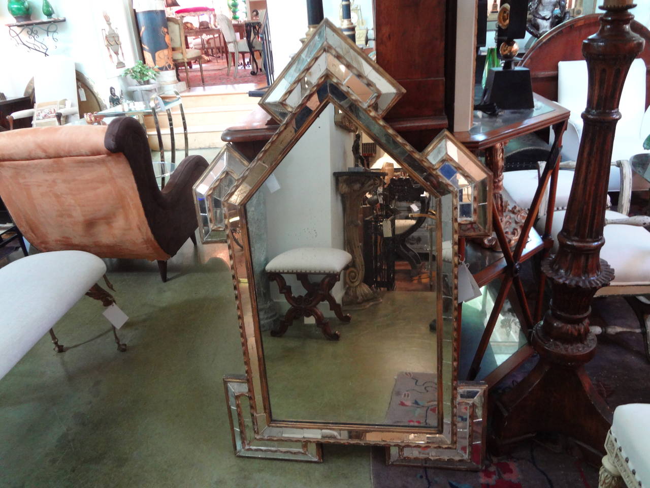 Miroir italien ancien de style néoclassique en bois doré avec pièces en miroir encastrées en vente 1