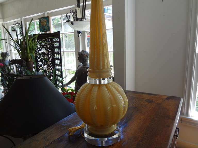 Lucite Grande lampe en verre de Murano doré par Barovier en vente