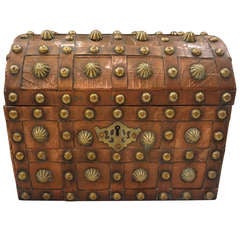 Coffre en bois recouvert de cuivre marocain ancien avec garniture à clous en laiton