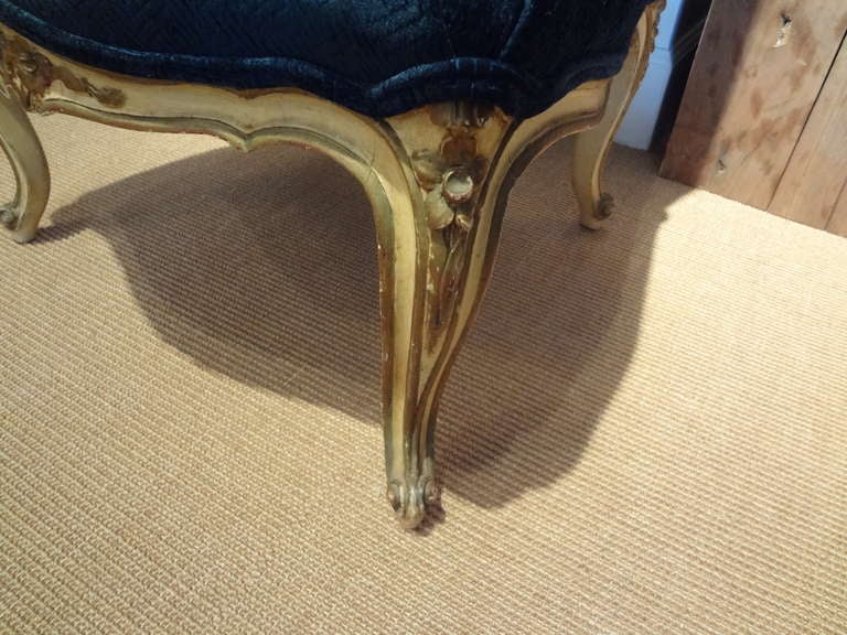Tissu Chaise française d'antiquités de style Louis XV en bois peint et doré en vente