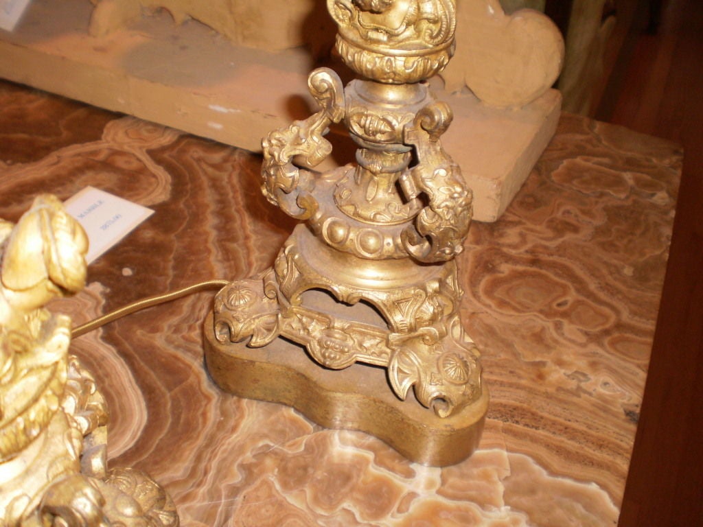 Bronzo Coppia di candelabri francesi del XIX secolo in stile Luigi XV in bronzo dorato in vendita