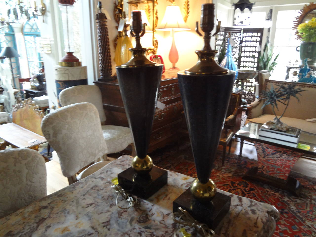 Pair of Mid-Century Modern Tessellated Stone and Brass Lamps In Good Condition In Houston, TX