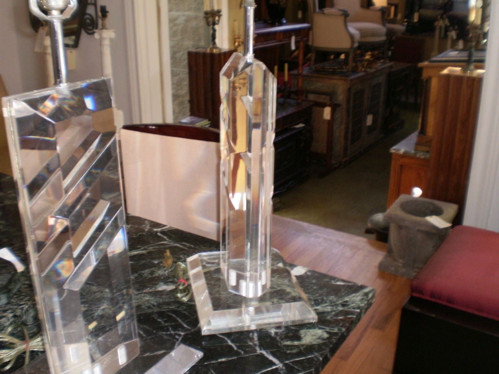 Pair Of Mid-Century Modern Lucite Table Lamps In Good Condition In Houston, TX
