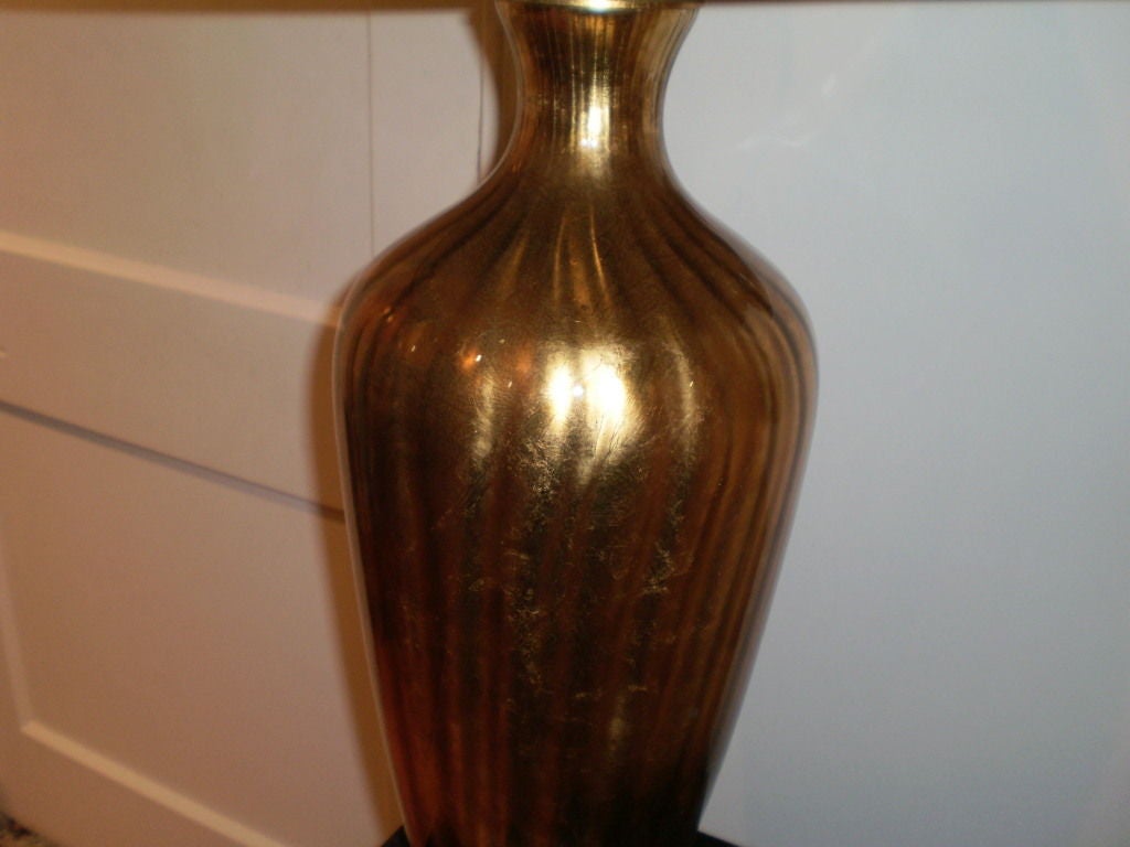 Mid-Century Modern Lampe italienne Hollywood Regency mi-siècle en verre doré sur socle en fer par Marbro en vente