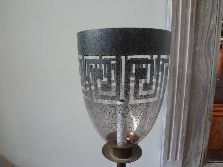 Mid-Century Modern Lampe de table de style Parzinger en laiton, verre et marbre à motif clé grecque en vente