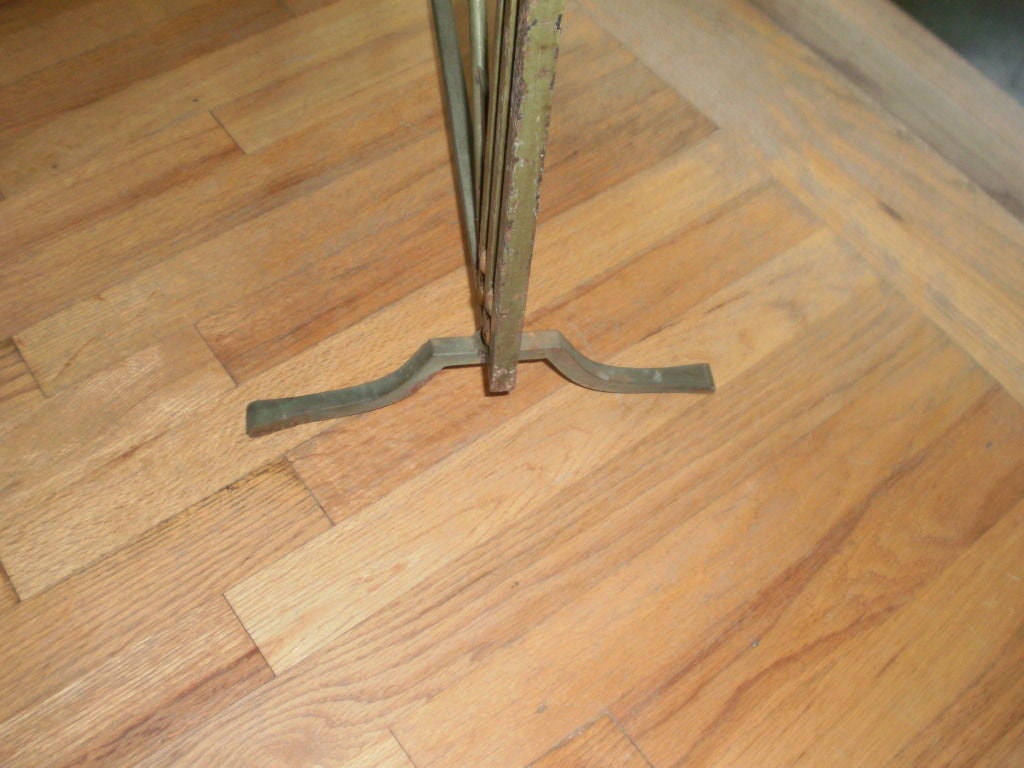 Metà XX secolo Paravento per caminetto in ferro battuto in stile Art Deco francese e neoclassico con frecce in vendita