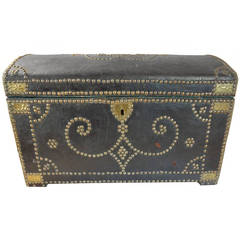 Antique Coffer espagnol en cuir avec clous en laiton