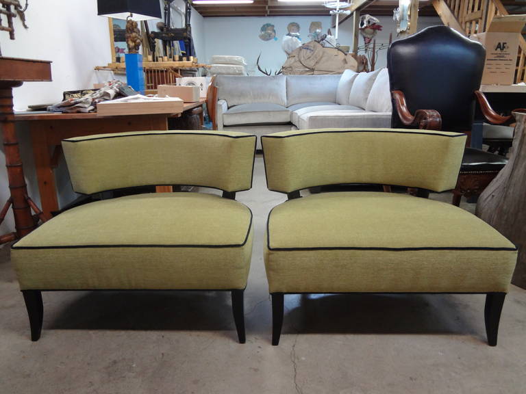 Pair of Mid-Century Modern James Mont style lounge chairs.
Glamorous and comfortable large pair of Mid-Century Modern upholstered lounge chairs, club chairs, side chairs or slipper chairs inspired by James Mont for Grosfeld House. These stylish