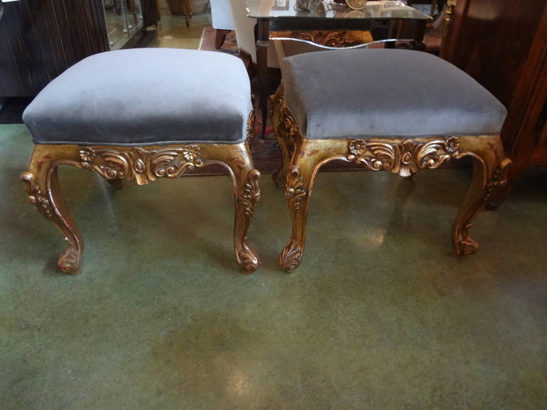 Pair of French Louis XV Style Giltwood Stools or Ottomans In Excellent Condition In Houston, TX
