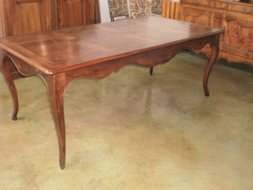 19th Century French Louis XV Style Walnut Dining Table In Good Condition In Houston, TX