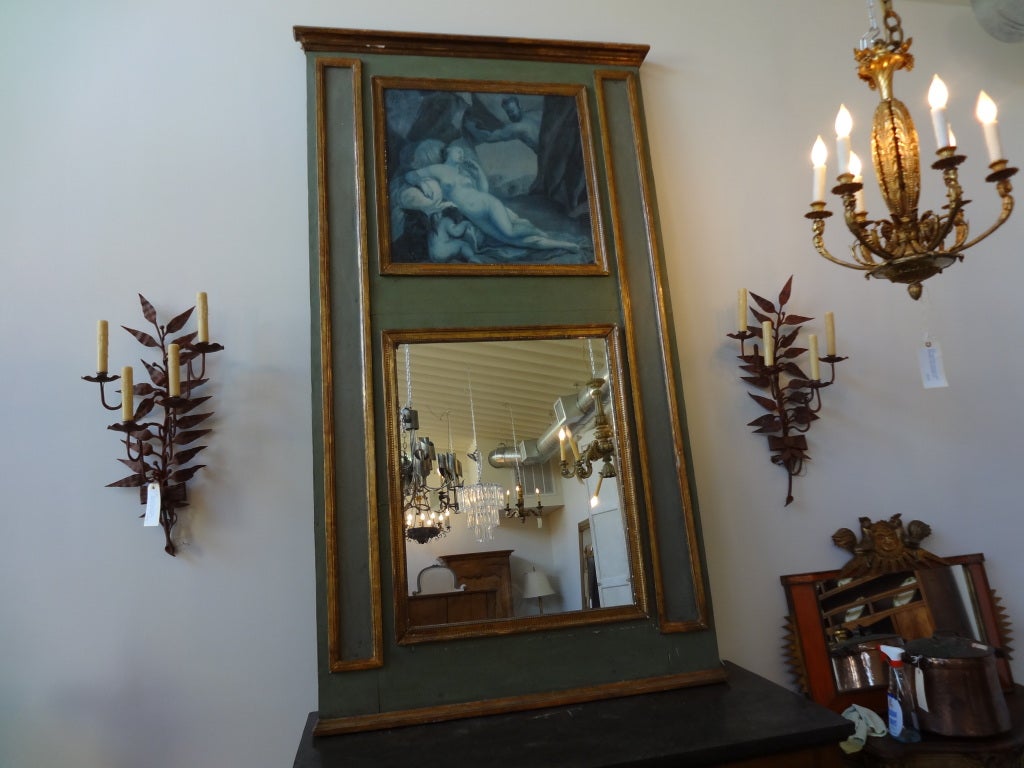 Inhabituel miroir Trumeau en bois peint et doré de style Louis XVI. Ce grand miroir de sol en bois peint et doré à la française conviendrait parfaitement au-dessus d'une commode, d'un coffre, d'une crédence, d'une console ou d'un buffet.
Le miroir