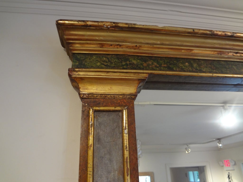 Neoclassico Antique Mirror in stile neoclassico italiano in finto marmo e legno dorato in vendita