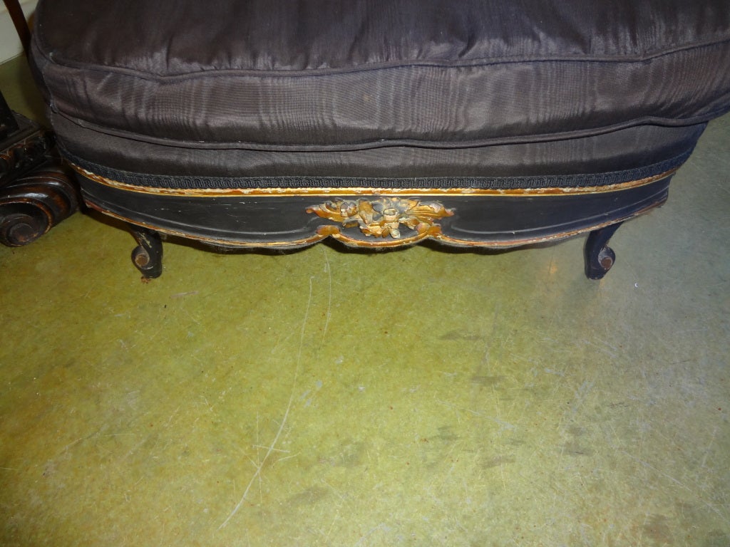 Antique French Louis XV Style Painted And Gilt Wood Chaise Longue In Good Condition In Houston, TX