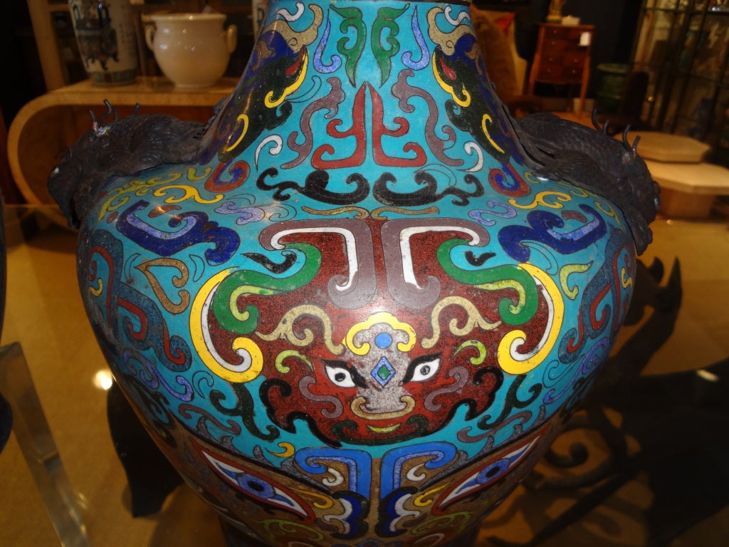Paire de vases cloisonnés chinois anciens