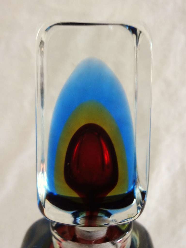 Chic 1970s, Murano art glass perfume decanter, attributed to Luigi Onesto. Wonderful triple Sommerso technique in the body of the decanter and the stopper. Beautiful coloration in wine red, peacock blue, and olive green.