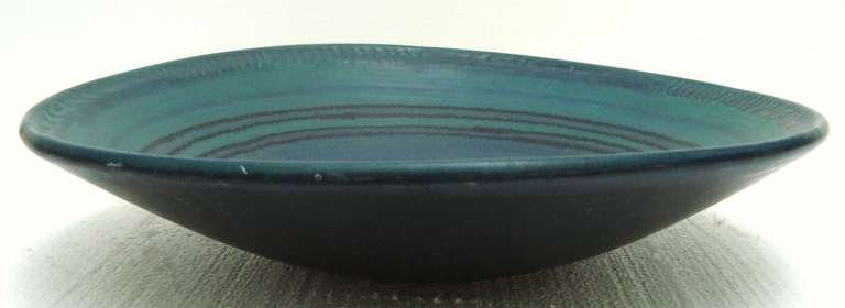 Large 1950s Glidden Art Pottery Gulfstream Bowl In Excellent Condition In Washington, DC