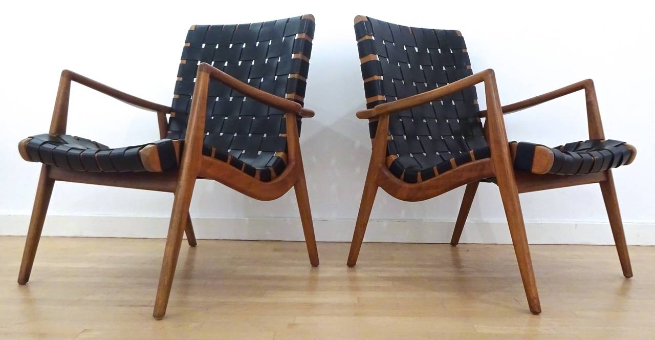 American Sculptural Pair of 1950s Mel Smilow Walnut and Leather Lounge Chairs For Sale